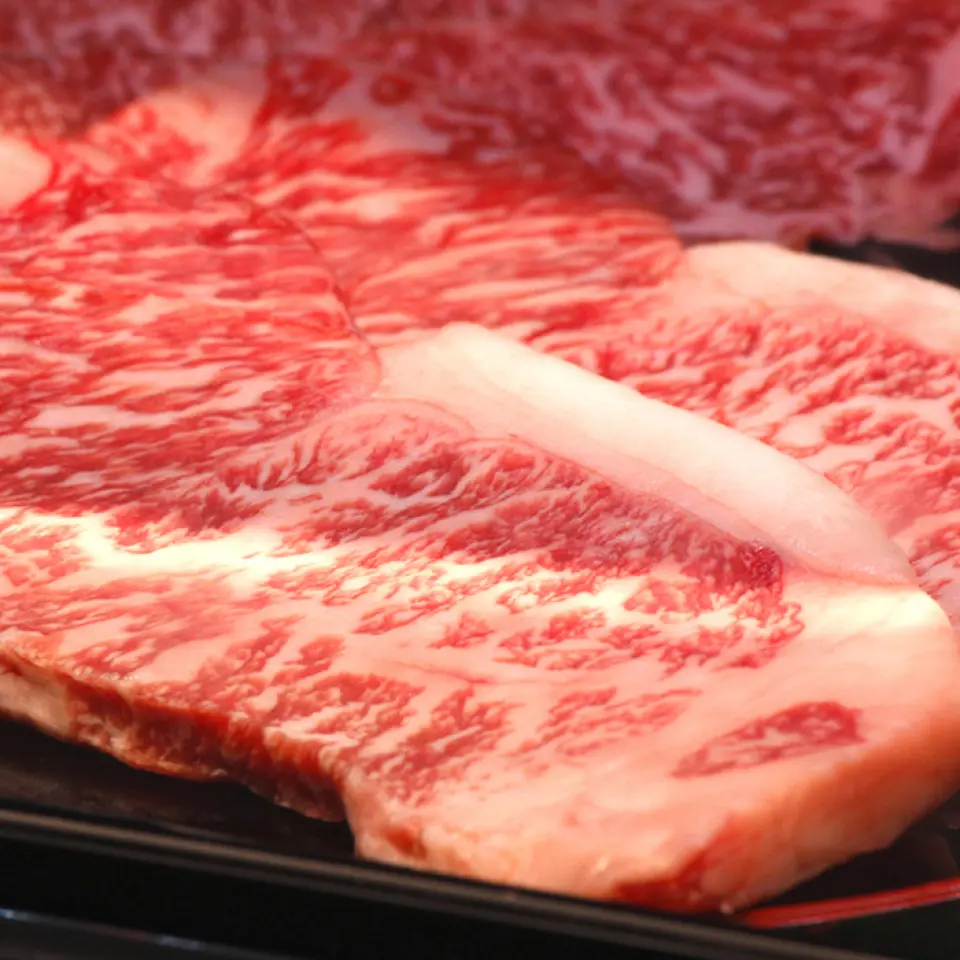 当然，啤酒或威士忌酒与肉很相配，但是“Aji Hitokire”的肉像牛排一样切成厚块，因此也非常适合与葡萄酒搭配。这使得肉质多汁且鲜嫩！ ！