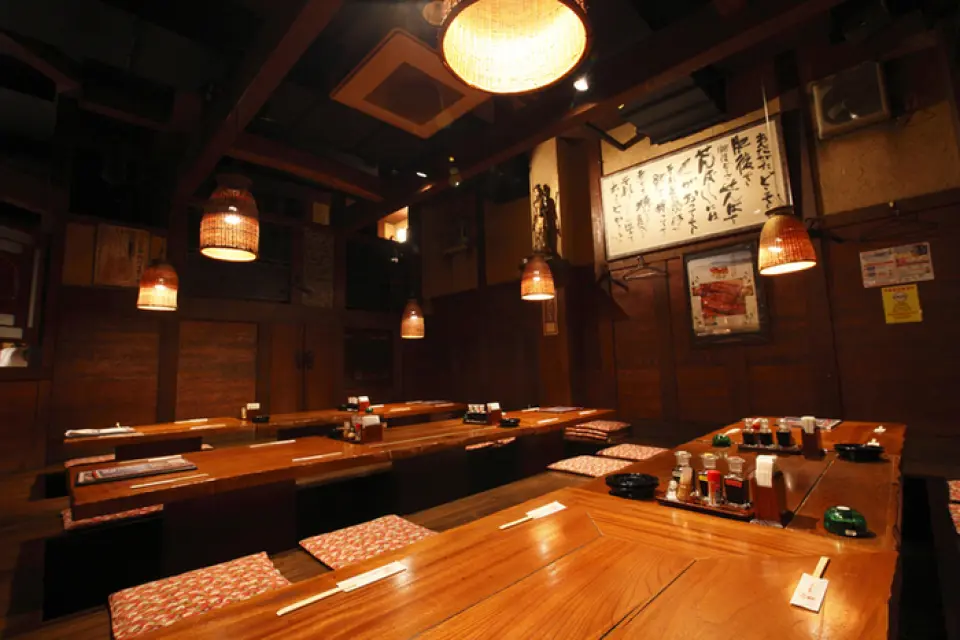 A large hall with sunken kotatsu. We also have a counter, sunken kotatsu tables, and private tatami rooms. Please feel free to contact us.