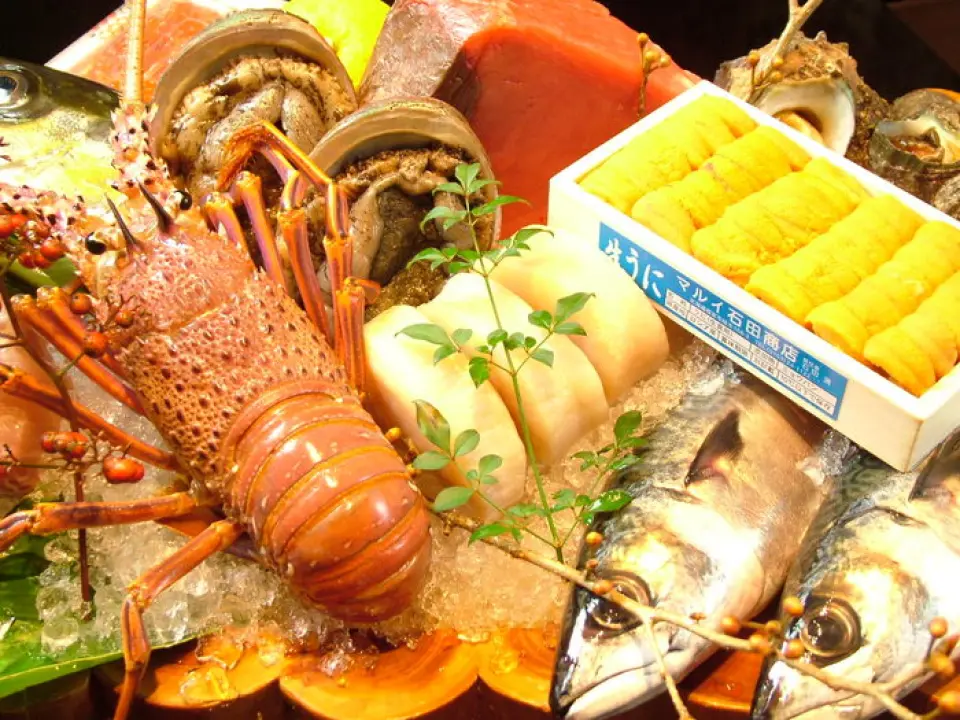 이 레스토랑은 해산물과 산에서 나는 농산물을 통합한 풍부한 계절 메뉴를 제공하며, 구마모토 중앙 도매 시장에서 매일 배달되는 신선한 생선에 중점을 둡니다. 수제 소금에 절인 성게, 연어알, 호랑이 새우 등은 음식과 술 모두에 잘 어울립니다.