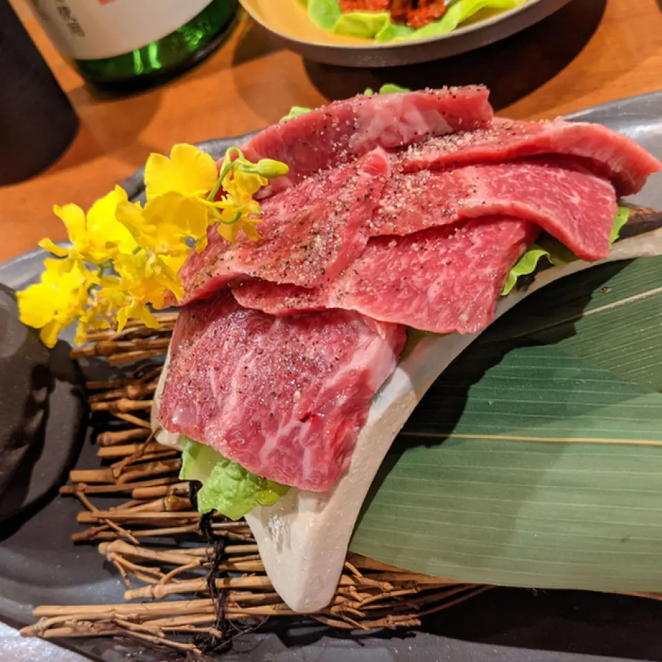 午餐時，我們提供赤牛牛排骨頭以及各種單點菜餚！請根據您當天的心情從常規、高品質或特殊中進行選擇。牛腩，即牛肚肉，特色是味道濃鬱、鮮美多汁。米飯、沙拉、湯的份量均可隨意分配，請盡情享用吧！ *照片僅供參考。