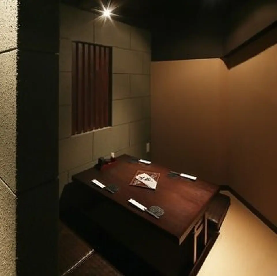 레스토랑은 간접 조명으로 편안한 분위기를 가지고 있으며, 2인 이상 수용 가능한 작은 개인실, 최대 12인까지의 대규모 그룹을 위한 개인실, 커플 좌석이 있습니다. 또한 쇼추 애호가라면 꼭 봐야 할 쇼추 셀러로 둘러싸인 좌석도 있습니다. 상황에 맞는 좌석을 선택하세요. 개인실에 앉고 싶다면 일찍 예약하는 것이 좋습니다.