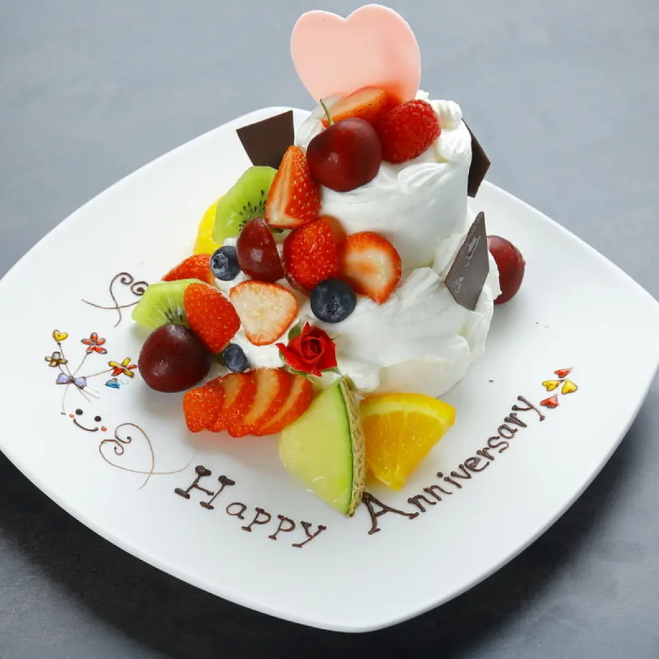 We can prepare anniversary plate cakes for special occasions such as birthdays and anniversaries, so please let us know the number of people, size, message, etc. in advance. Anniversary cakes are limited edition cakes created in collaboration with the famous Kumamoto store "Entremet Kaju." Reservations must be made at least three days in advance. Please feel free to contact us for other surprises.