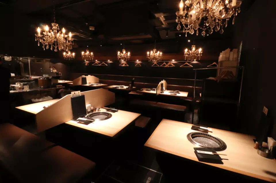 JAN is a hidden yakiniku restaurant located on the first basement floor of a building, a five-minute walk from Ikebukuro Station! The stylish interior will have you asking out loud, "Is this a yakiniku restaurant?!" The black-toned interior creates a chic, adult atmosphere. The beautiful space, with its gorgeous chandeliers, is perfect for special occasions like dates and anniversaries. Of course, it's also great for casual meals, banquets, and other everyday use. Experience this cozy atmosphere for yourself!