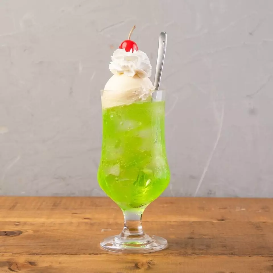 The float is a symbol of Showa retro coffee shops. This visual of ice cream topped with cream and a cherry... it is an unbeatable drink that has been loved for a long time.