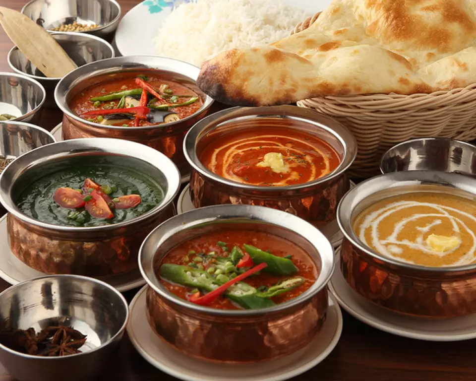 There are 26 types of carefully selected curries, including the mild butter chicken curry topped with butter, and the mutton de piaza curry, which is stewed mutton curry with green peppers and eggplant added! The spiciness can be adjusted, so both those who like spicy food and those who don't can enjoy it.
