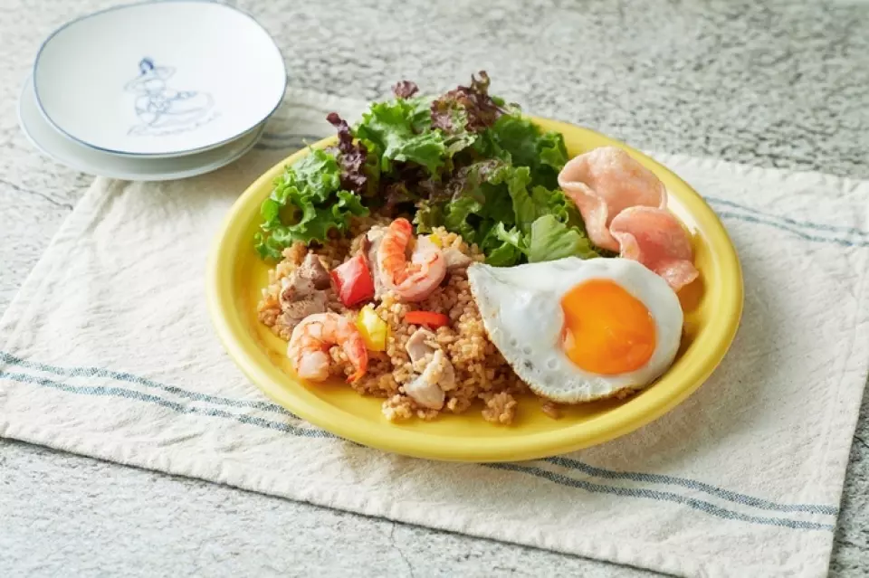 "나시고렝"과 "락사" 등 전 세계 요리를 맛볼 수 있습니다. 모든 요리는 수작업으로 만들어 독특한 맛을 선사합니다. 런치 메뉴는 주마다 바뀝니다. 런치에는 음료 세트가 제공되므로 여유로운 런치나 브런치에 추천합니다. 저녁 식사도 오후 6시부터 가능하므로 퇴근 후 술 한 잔이나 여자끼리의 외출 등 다양한 경우에 적합합니다. 물론 혼자 식사하는 손님도 환영합니다.