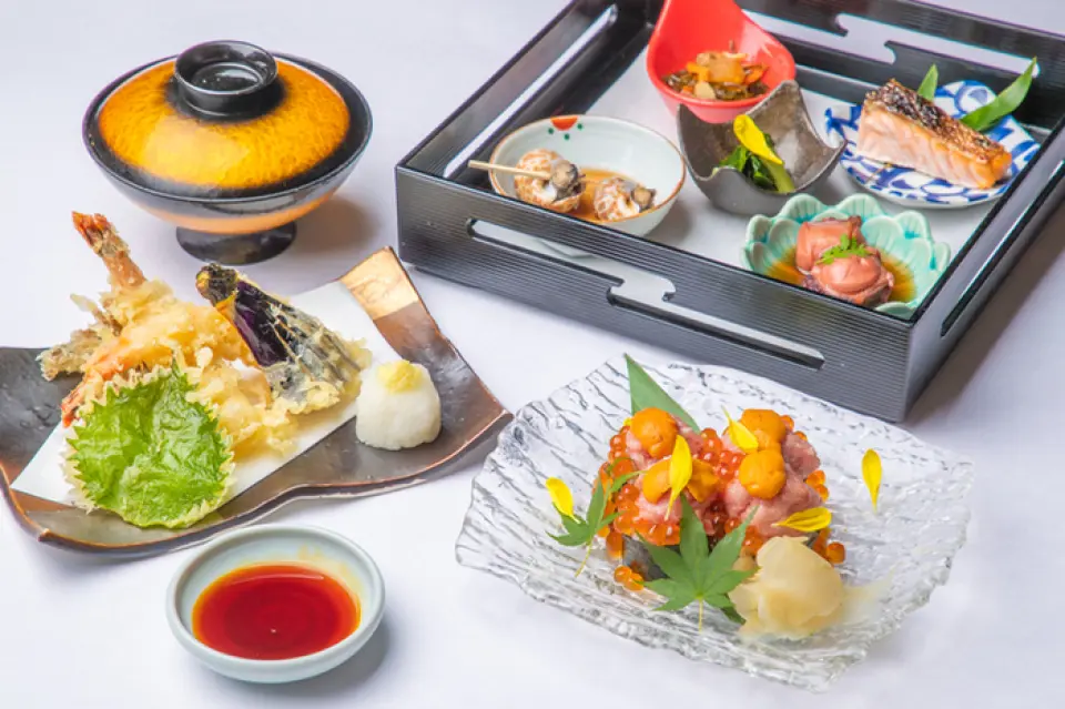 Vào giờ ăn trưa, chúng tôi cung cấp thực đơn đặc biệt gồm các món ăn tối phổ biến theo phong cách kaiseki nhỏ. Hãy thưởng thức những món ăn chỉ có thể ăn vào bữa trưa♪