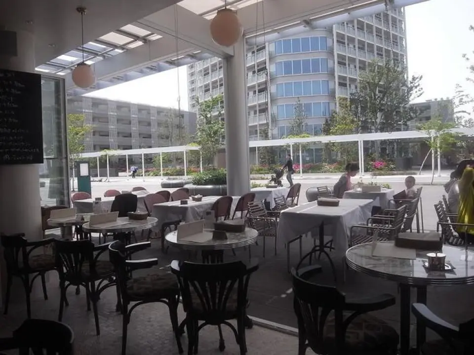 The open-air terrace seating, inspired by Paris, is an open space with a pleasant breeze blowing through. During the day, you can enjoy lunch or tea time while sunbathing on the cafe terrace, and in the evening, you can enjoy the beautiful night view of Futako Tamagawa from the terrace seats. The terrace seats are also available for customers with pets and for small parties.