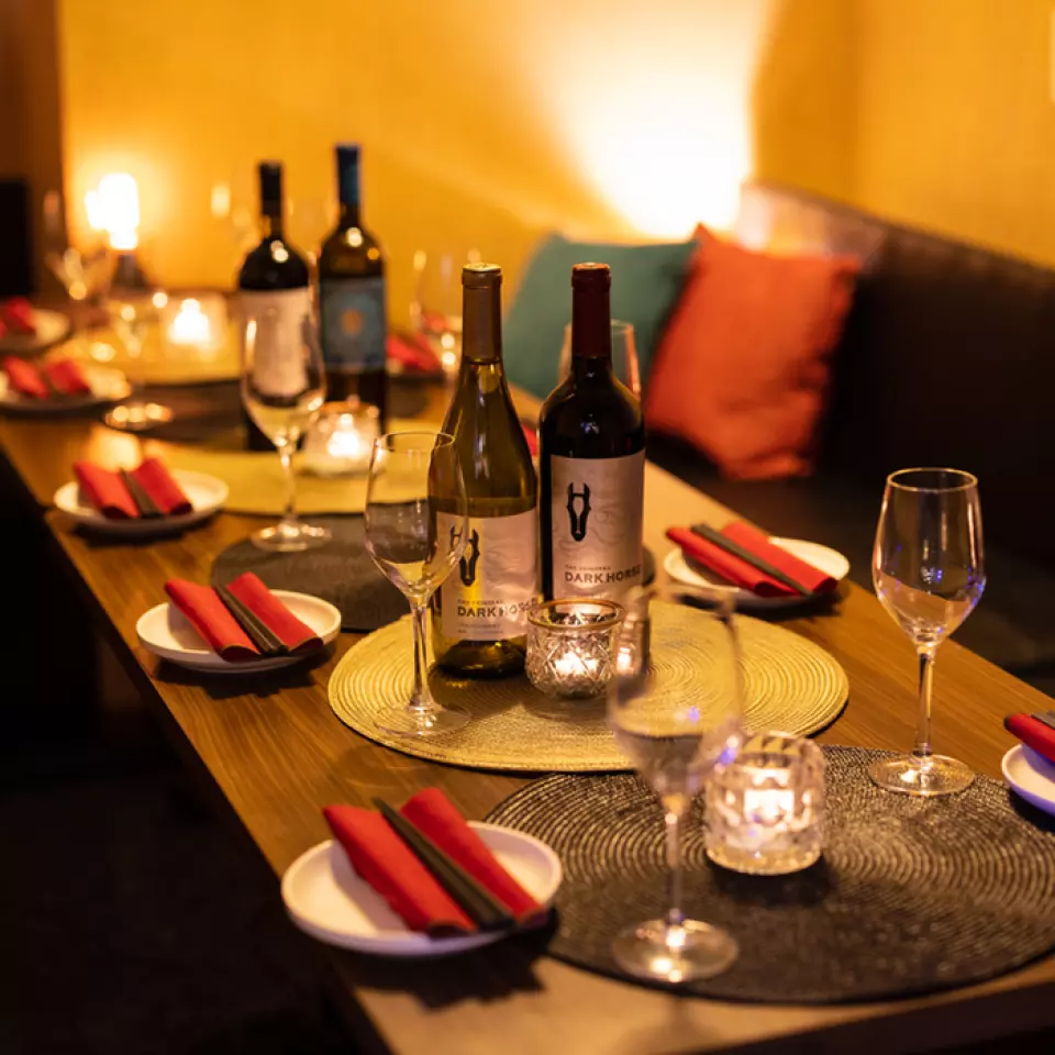 歡迎歡送會！在精緻、高品質的空間舉辦的宴會將成為難忘的回憶。當您想輕鬆地喝一杯時，也推薦燈光柔和且充滿氣氛的桌席。請讓我們知道您的偏好。