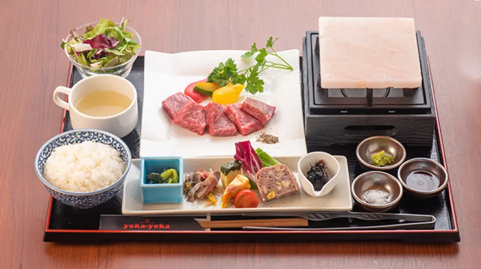 「Akaushi Lava Plate Grilled Lunch」使用高溫熔岩盤，可依照自己的喜好調整燒烤程度。您可以選擇牛腰肉、臀肉和魚片。根據您的喜好搭配牛排醬、芥末和天草鹽享用。再加300日元，還可以換成用遠紅外線從核心加熱、質地更柔軟的“岩鹽盤”。您也可以將岩鹽帶回家。