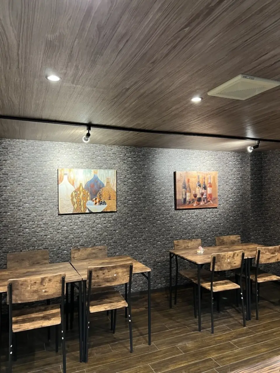 레스토랑의 세련되고 편안한 분위기는 여자 밤과 회사 파티에 완벽합니다. 단품 요리와 2시간 동안의 무제한 음료가 포함된 코스 중에서 선택할 수 있습니다. 퇴근 후 식사를 하러 오셔도 환영하니 부담 없이 오세요! 나무로 된 인테리어를 갖춘 저희 레스토랑에는 15개의 좌석이 있습니다. 10명 이상의 파티를 위해 개인용으로 임대할 수도 있습니다. 저희의 개인 공간에서 걱정 없이 시간을 즐기실 수 있습니다.