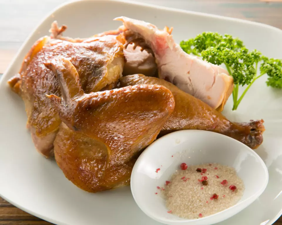 사진 속 요리는 약 2일간 조리한 국산 사츠마 허브 치킨입니다.(500g ⇒ 1580엔) 약 10일간 조리한 자랑스러운 수제 산겐 돼지 베이컨 ⇒ 1180엔, 훈제 블랙앵거스 비프 T본 스테이크(300g) ⇒ 3580엔, 훈제 오리 ⇒ 980엔, 훈제 양념 고등어 ⇒ 800엔, 훈제 고기 플래터 ⇒ 1980엔, 훈제 바닐라 아이스크림 ⇒ 600엔, 훈제 브륄레 ⇒ 600엔
