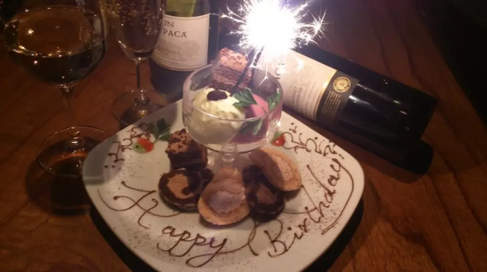 생일과 기념일에는 깜짝 디저트 플레이트를 준비해드립니다. 먼저 전화로 문의해주세요. 저희 직원들이 온 마음을 다해 축하해드리겠습니다.