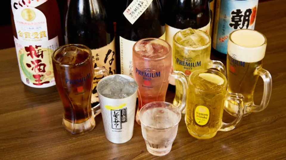 我们有来自全国各地的多种酒类可供选择。我们精选约 50 种烧酒，包括“魔王”和“佐藤”等稀有品种。您还可以随时选择 5 种日本酒。此外，我们还提供自助无限畅饮选项，您可以随意享用各种饮品。您还可以在这里品尝各种日本酒。