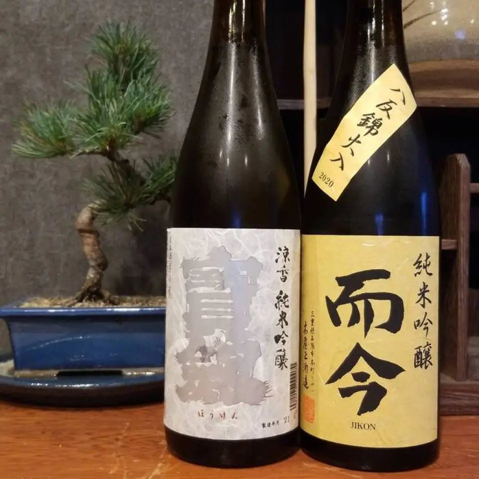 備有八到九種清酒。我們有來自全國各地的各種知名品牌，每週更換。我們嘗試備有各種酒精飲料，以免品牌與其他商店的品牌重疊。備有侍酒師推薦的適合烤雞肉串的葡萄酒、香檳、氣泡酒等。我們提供品種齊全的燒酒，包括優質燒酒和獨特類型的燒酒。還有大約6種適合女性飲用的水果利口酒。 3種清酒比較套裝也很受歡迎！ ！ ！