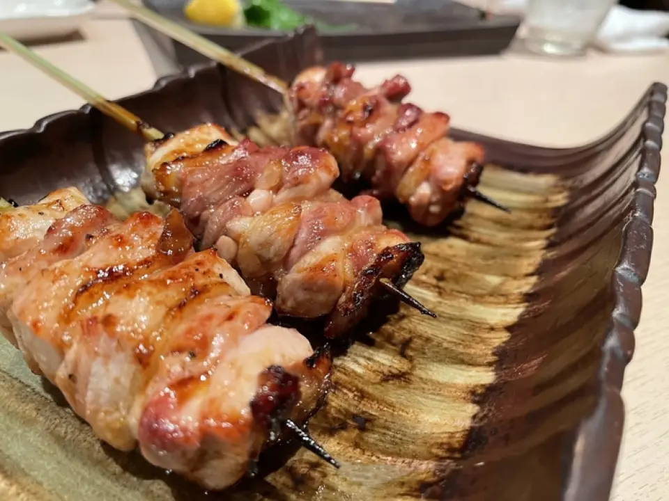 我们的特色烤鸡肉串由厨师精心挑选黑萨摩鸡、当地红鸡、早拉鸡和部位，并特别注重每一种切片方法。每一块都使用最优质的备长木炭精心烧烤。请尝试一次。
