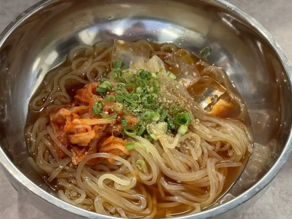 Thực đơn của chúng tôi có rất nhiều món ăn mà bạn sẽ muốn gọi vào cuối bữa ăn. Món ăn được khuyên dùng là tô bít tết và cơm chiên tỏi. Bạn có thể tận hưởng việc chia sẻ với một nhóm hoặc điều chỉnh số lượng cho mỗi người. Chúng tôi cũng cung cấp bánh mì nướng tỏi (4 lát), yakisoba (với nước sốt hoặc shio), một ít cà ri gân bò, mì lạnh độc đáo, món súp gợi ý hôm nay và cơm trắng (lớn, vừa và nhỏ). Nó mở cửa đến nửa đêm nên rất lý tưởng cho những bữa tiệc sau đó.