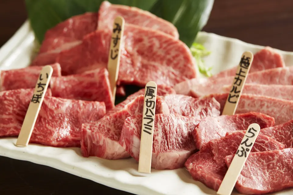 In order to provide you with meat with high fat content that melts in your mouth, we only serve female Japanese Black beef! The recommended dish is the "Extreme Meat Platter" (2,580 yen), which is a platter that encapsulates the owner's love for his cattle, and allows you to enjoy five rare cuts of beef, including top sirloin, premium rib, ichibo, skirt steak, and rump. The condiments that accompany the dish include dashi lemon, wasabi, and sansho salt. Enjoy the exquisite combinations that bring out the best in each cut.