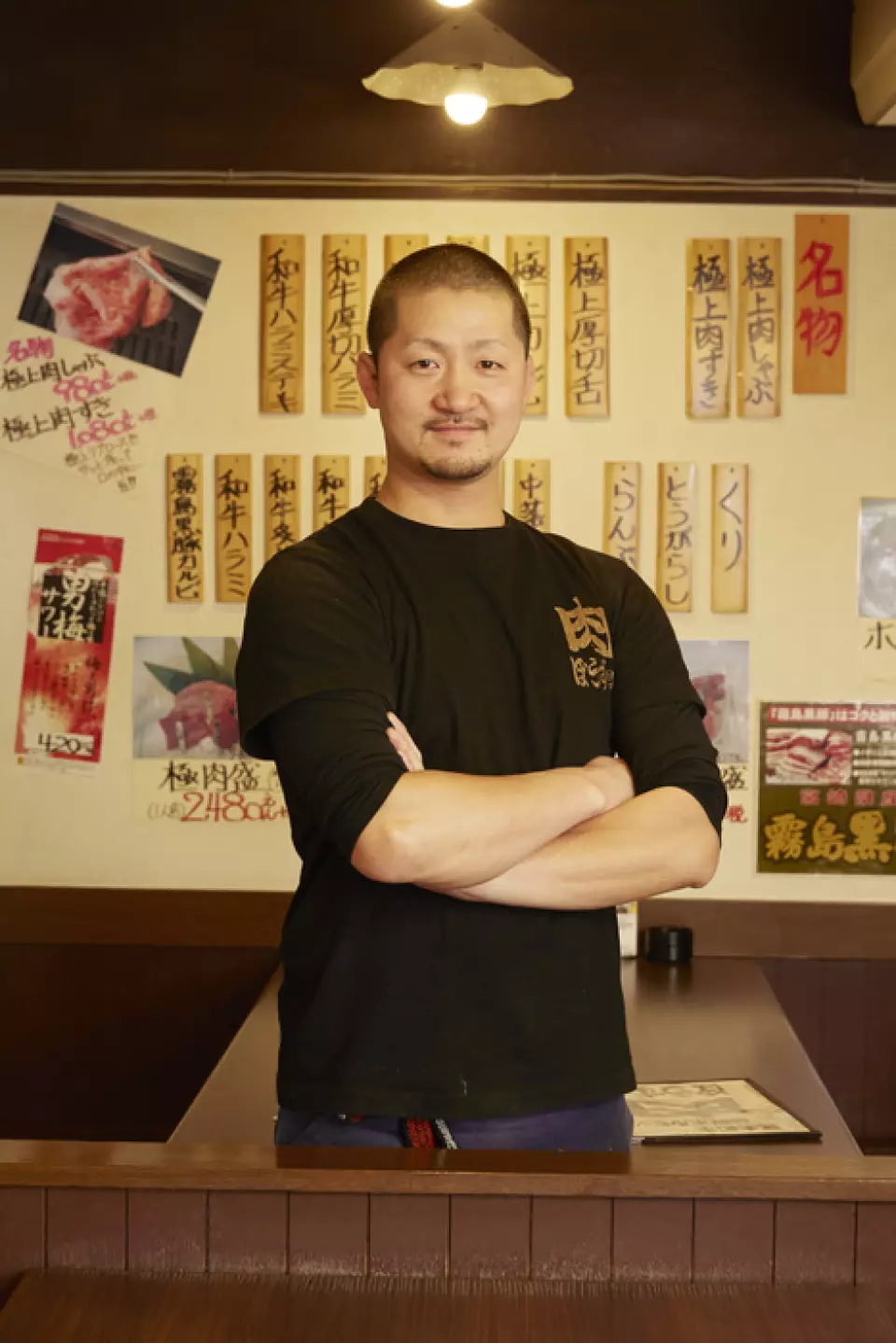 The owner's family ran a butcher shop, so he grew up with a love for meat from an early age. After five years at a wholesaler and eight years at a famous yakiniku restaurant, he opened Nikubouzu. He has a long-standing relationship of trust with wholesalers, a keen eye for quality, and precise techniques for determining the best thickness to cut meat without losing its flavor. His passion for meat has spread to meat lovers, and now many customers visit the restaurant. This is a yakiniku restaurant where feelings for meat create connections with people.