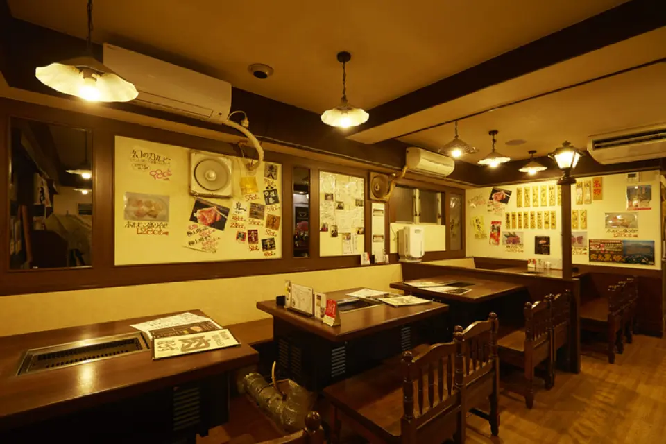Nikubouzu has a relaxed and comfortable atmosphere without trying to be eccentric. The tables are arranged spaciously so that you can concentrate on the taste above all else, and it is a space where you can enjoy meat with a small or large group. It is about a 5-minute walk from the B1 and C1 exits of Iidabashi Station, so it is convenient for gathering with friends! You can enjoy rare cuts at your leisure, or have fun with a banquet course starting from 3,980 yen, and spend a time intoxicated by the deliciousness of meat.