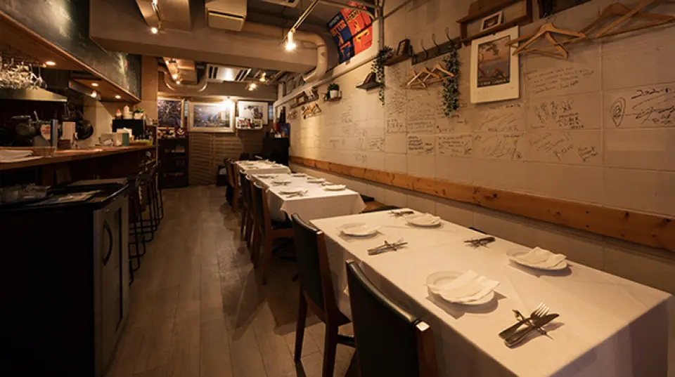 ร้านค้ามีบรรยากาศสบายๆ และนอกจากที่นั่งแบบเคาน์เตอร์ที่แม้แต่คนเดียวก็สามารถรู้สึกสบายได้ ยังมีที่นั่งแบบโต๊ะและที่นั่งริมระเบียงอีกด้วย มีที่นั่งโต๊ะสำหรับกลุ่มใหญ่ ดังนั้นโปรดนำเด็กหรือรถเข็นเด็กมาด้วย อนุญาตให้นำสัตว์เลี้ยงเข้าพักได้บนระเบียง เรายังเสนออาหารบุฟเฟ่ต์ขณะยืน และเรายังมีแผนรวมตัวเลือกเครื่องดื่มไม่อั้นอีกด้วย นอกจากนี้ยังมีบริการเช่าส่วนตัวด้วย ดังนั้นโปรดติดต่อเราหากคุณกำลังวางแผนการรวมตัว
