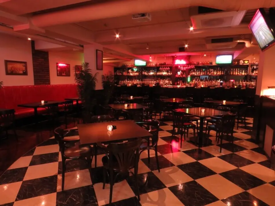This is an American restaurant and bar with a great atmosphere. The interior is based on red and brown, and the red sofa seats are especially popular! The interior decoration is also impressive with attention to detail.