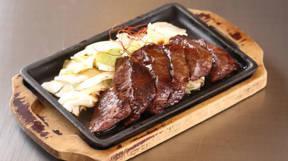 肉汁和油脂的味道在口中蔓延的“裙子牛排”，以及可以与啤酒一起享用的“大阪名产烤鱿鱼”等热气腾腾的铁板烧料理！使用店内亲自熬制的猪骨汤汁制成的“台湾肉荞麦面”是午餐时非常受欢迎的菜单♪本店的招牌菜“Negioko”也从午餐时间开始供应，请放心尝试。从午餐开始享用御好烧！