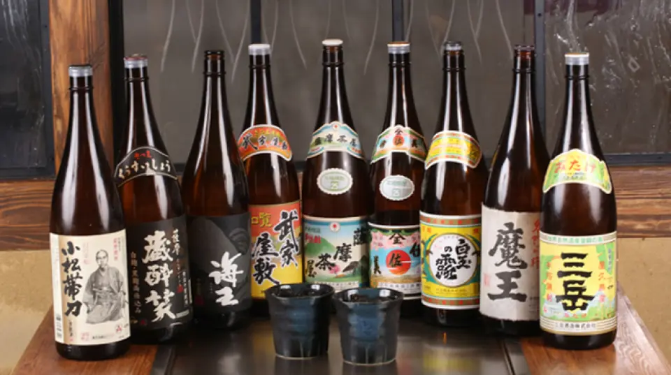 我们提供各种酒精饮料，包括经典的生啤酒，以及威士忌、酒、葡萄酒、清酒、马格利酒和鸡尾酒。我们有多种九州品牌烧酒供您选择，您可以将其装在瓶中，例如“黑雾岛”和“萨摩宝山”。马苏。我们还提供单人无限畅饮套餐以及包含无限畅饮的套餐！推荐的是包含120分钟无限畅饮的万福套餐，不仅有根尾子，还有各种推荐菜肴，是一顿丰盛的餐点。