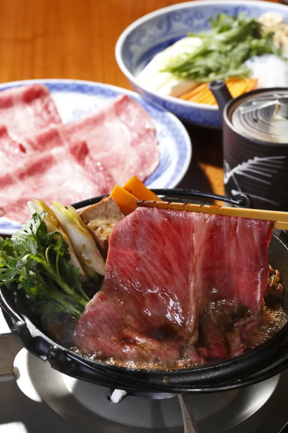 自創業以來，我們持續提供嚴選的高品質伊勢牛肉。很多人可能會說“知道松阪牛，沒聽說過伊勢牛”，但原本三重縣只有伊勢牛和伊賀牛，而伊勢牛的名字之所以傳遍全國，是因為明治初期從伊勢向東趕牛的英勇貿易。後來，在昭和初期，出現了松阪牛肉。從昭和中期開始，全國各地銷售松阪牛肉的餐廳數量逐漸增加。即使在這種情況下，本店自創業以來一直堅持保留這種伊勢肉。