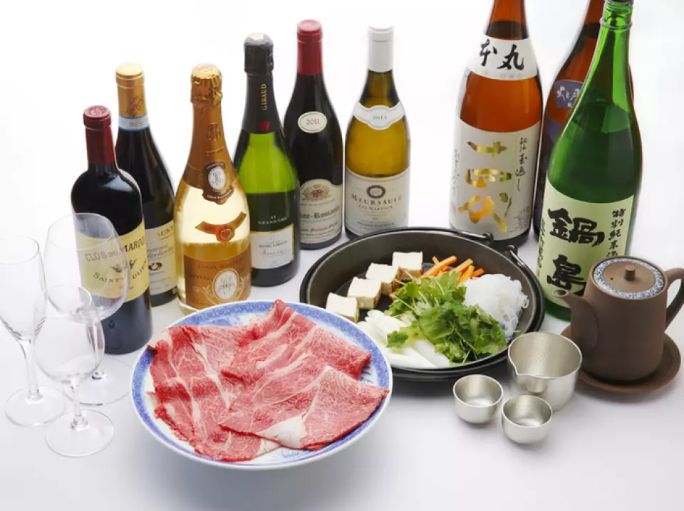 我們提供多種適合與肉搭配的日本酒和葡萄酒，主要為三重縣的當地日本酒。