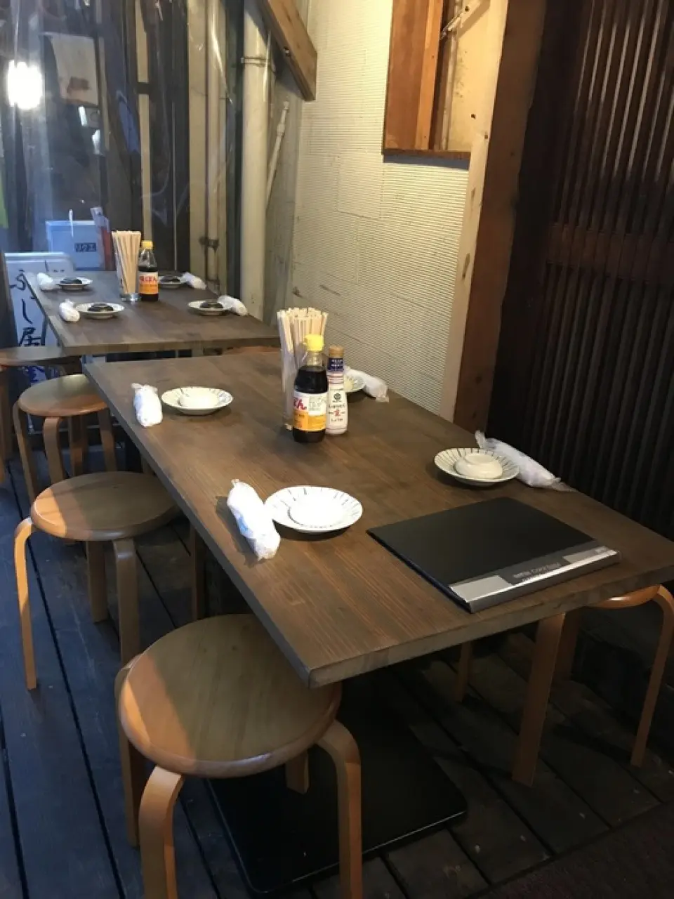 매장 앞쪽에 마련된 특별한 테라스 좌석에서 마치 밖에서 음료를 즐기는 듯한 느낌을 받으실 수 있습니다.