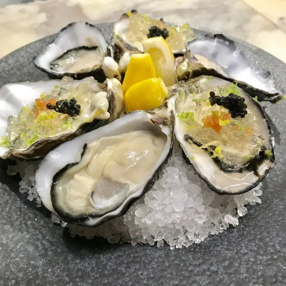 「Apéro」是法國開胃酒的縮寫。在當地，它不僅指開胃酒，還指享受它所花費的時間。這不是一頓正式的晚餐，而是一邊喝點飲料，吃點小吃，一邊享受隨意的交談。我們的餐廳提供正宗的小菜餚，讓您的時光更加愉快。從經典的小酒館菜單到現代風味的菜餚，各種各樣的美食等著您。