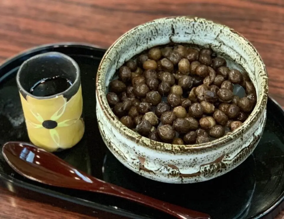 ร้านของเรายังยินดีต้อนรับลูกค้าที่สั่งเฉพาะขนมหวานเท่านั้น ถั่วแดงที่แนะนำคือถั่วแดงจากฟุราโนะ ฮอกไกโด วุ้นที่อุดมด้วยแร่ธาตุและน้ำผึ้งดำโฮมเมดเข้ากันได้อย่างลงตัว! โปรดลองดู♪