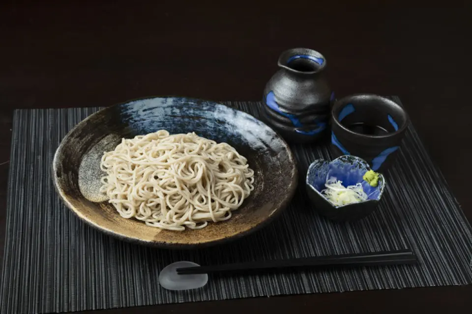 เราคัดสรรบะหมี่โซบะจากภูมิภาคที่ผลิตโซบะที่มีชื่อเสียงของญี่ปุ่นอย่างพิถีพิถันตามฤดูกาลทั้งสี่ และบดอย่างพิถีพิถันในโรงโม่หินความเร็วต่ำเพื่อดึงรสชาติและกลิ่นหอมดั้งเดิมของบะหมี่โซบะออกมา เราจัดหาบะหมี่โซบะที่มีเนื้อสัมผัสที่ดี เนื้อสัมผัสเนียน รวมถึงรสชาติและกลิ่นหอมที่ยอดเยี่ยม