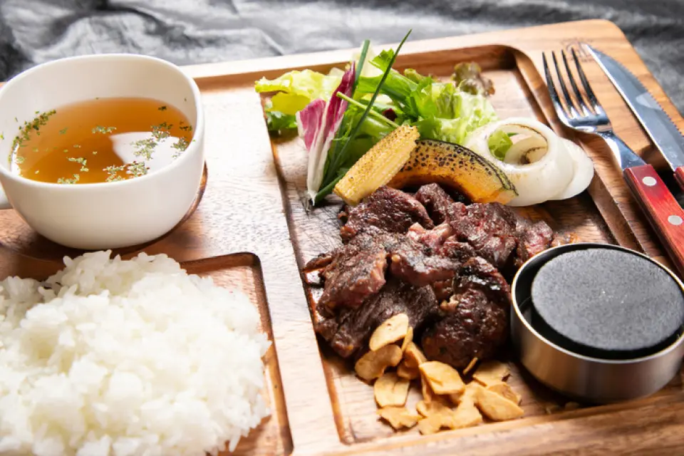 午餐時間，您可以享用烤肉、牛排、漢堡、蓋飯等嚴選肉類。我們以合理的價格提供美味的肉。