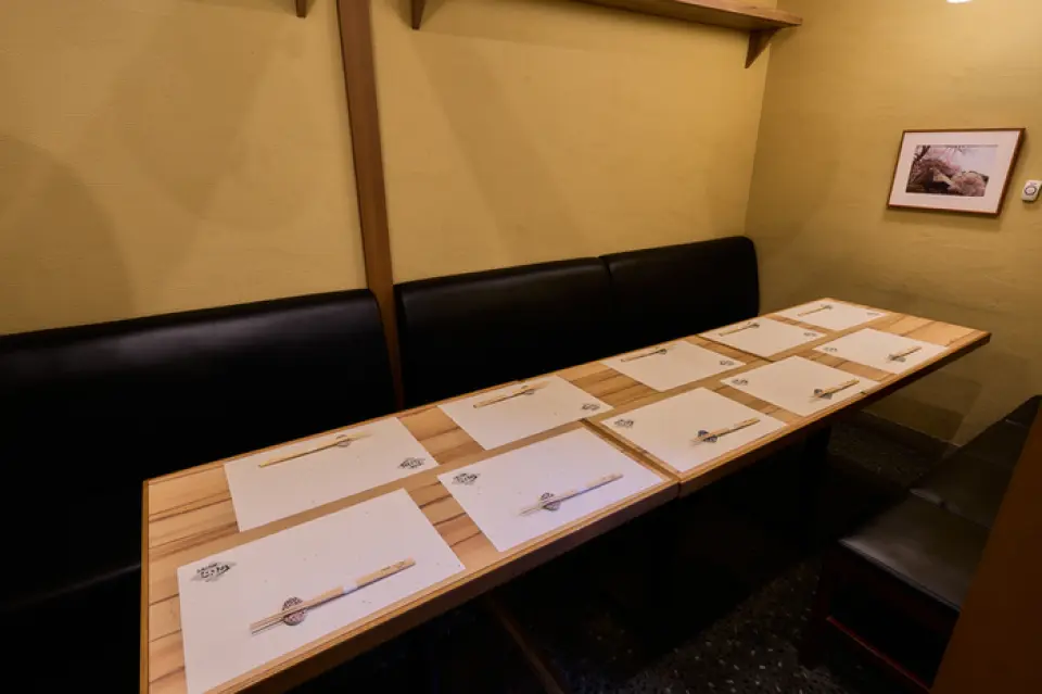 包间距离其他座位稍远，拆掉隔断后最多可容纳12人。空间明亮，也推荐给老年顾客。另外，您可以自己坐在吧台座位上，一边观看烹饪过程，一边与店主交谈。店主密切关注每一个细节，包括将顾客与彼此之间的对话联系起来。它也非常适合娱乐，因为您可以通过解释菜单和配料来引发有关食物的热烈讨论。