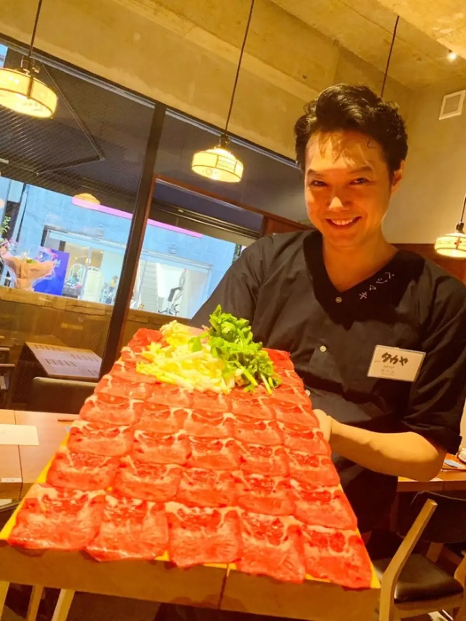 베지마키의 특제 물냉이 핫팟은 구마모토산의 엄선된 키쿠치 물냉이를 사용합니다! 이 핫팟은 구마모토 고신 돼지고기의 단맛과 봄 물냉이의 쓴맛이 절묘하게 어우러진 것입니다. 샤브샤브의 맛을 돋보이게 하는 4가지 간장과 레몬과 데코폰으로 만든 수제 데코 미칸 폰즈 소스가 완벽하게 어우러져 입 안에 행복한 우마미 맛이 퍼집니다. 아름다운 소 혀 샤브샤브 핫팟도 매우 인기가 많습니다! 적어도 한 번은 시도해 보세요. *주문은 2인분입니다.