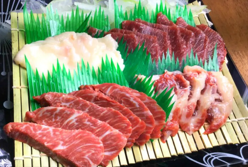 您可以品尝到九州各地的当地美食，包括熊本的新鲜马肉生鱼片、以炭火烤鸡闻名的宫崎当地鸡肉以及鹿儿岛的黑猪！