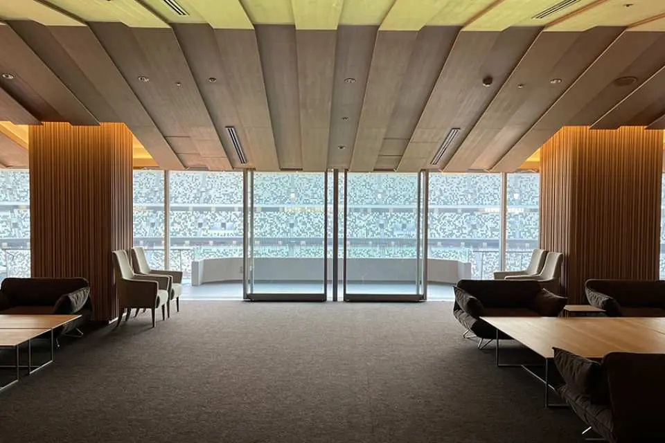 Stadium & VIP Area Tour (Attended / 30-45 minutes): A guide not included in regular stadium tours will take you to the flash interview zone, athletes' locker room, track & field, and VIP room, which are not normally open to the public.