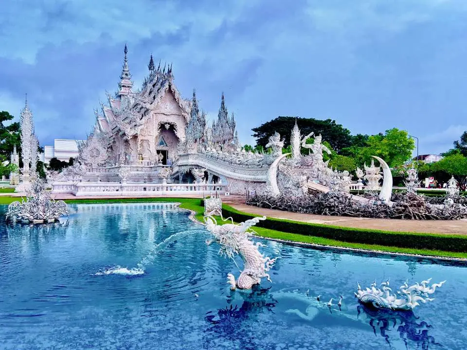 ตื่นตาตื่นใจไปกับความงดงามอันวิจิตรของวัดขาว สถาปัตยกรรมอันล้ำสมัยที่ประดับประดาด้วยกระจกแวววาวและศิลปะสีขาวบริสุทธิ์