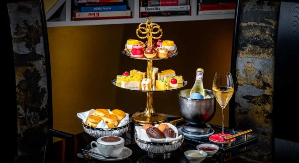 下午更可享用 THE KARL LAGERFELD MACAU 雙人午茶套餐，奢華甜點搭配美景，完美假日不容錯過！煙花、夜景與美食，一次滿足，快來體驗吧！