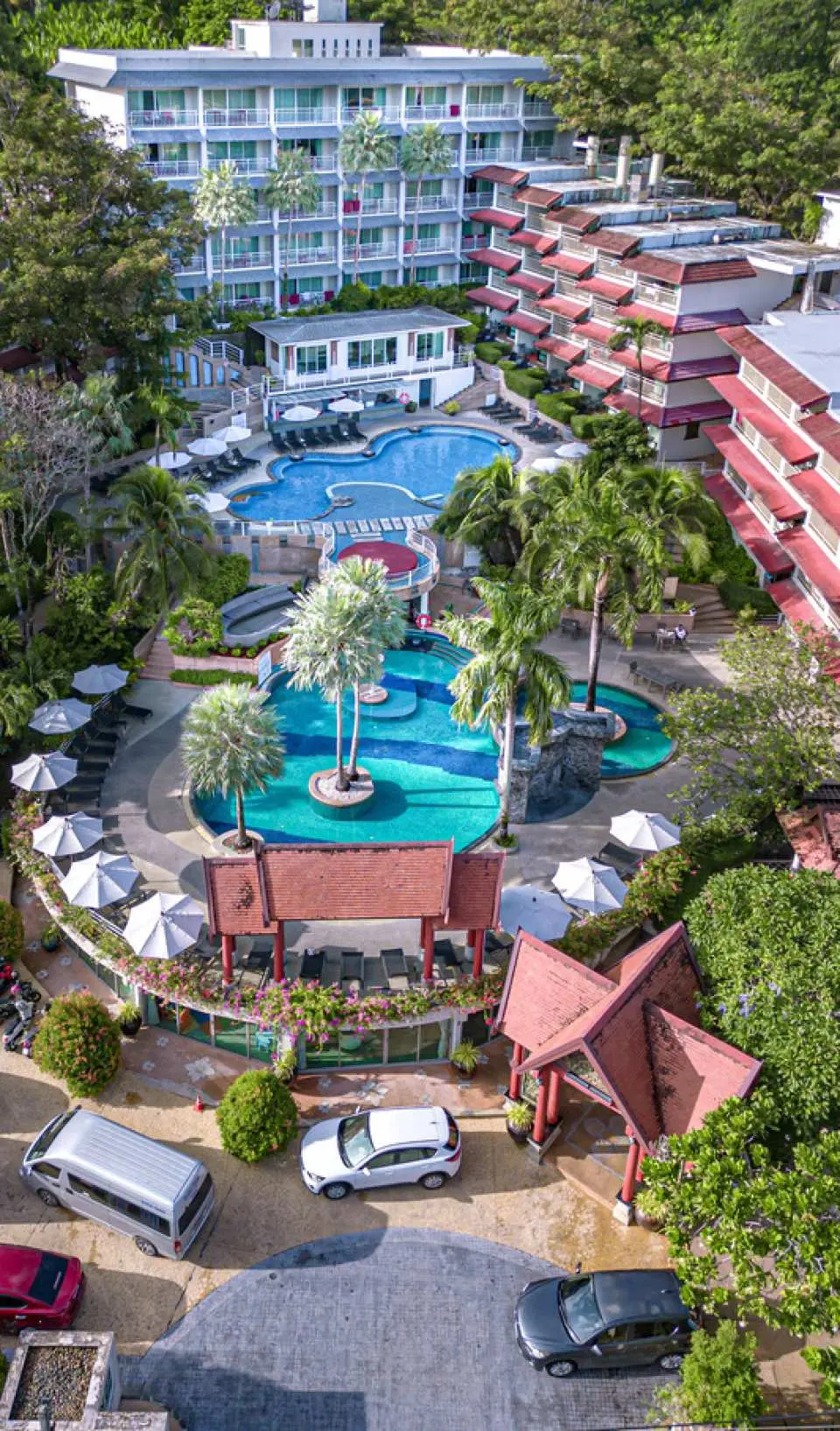 ดื่มด่ำกับการพักผ่อนที่สมบูรณ์แบบที่ Chanalai Flora Resort ที่ซึ่งความสะดวกสบายผสานกับความหรูหรา และทุกช่วงเวลาคือความสุขอย่างแท้จริง