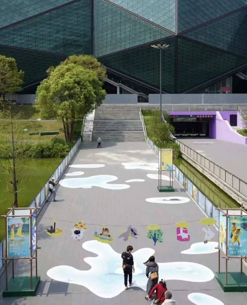 經過連橋廣場，就可以看到大運中心體育館，主體建築造型現代且極具視覺衝擊力，經常舉辦大型演唱會、體育賽事及文藝活動！