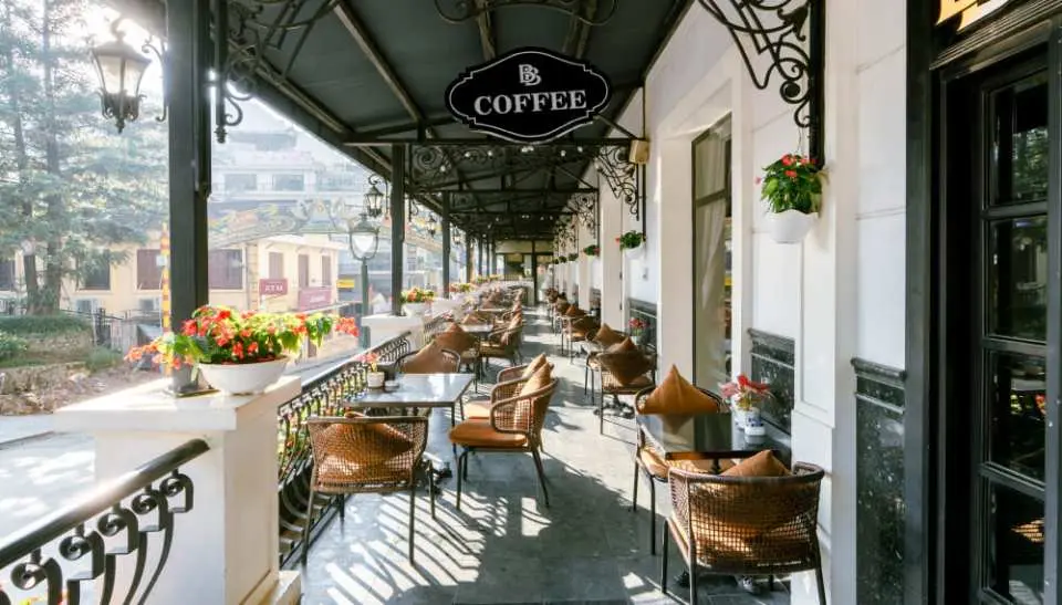 BB Terrace Coffee có không gian trẻ trung và phong cách giúp Quý Khách thưởng thức sinh tố, nước ép, cà phê và trà, các loại bánh ngọt Khách sạn tự làm, được trang trí rất nghệ thuật. Sức chứa: 40 khách Giờ mở cửa: 07:00 – 23:00