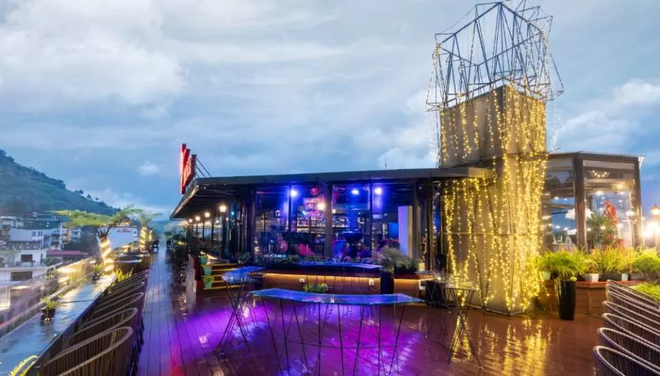 Sky Lounge là bar trên tầng thượng hàng đầu trong toàn bộ khu vực, là một ốc đảo yên tĩnh giữa sự hối hả và nhộn nhịp của cuộc sống, với góc nhìn 180o toàn cảnh Sapa xinh đẹp. Quý khách có thể thưởng thức nhiều loại đồ uống phổ biến và cocktail nhiệt đới cũng như đồ ăn nhẹ. Sức chứa : 250 khách Giờ mở cửa: 08:00 – 01:00