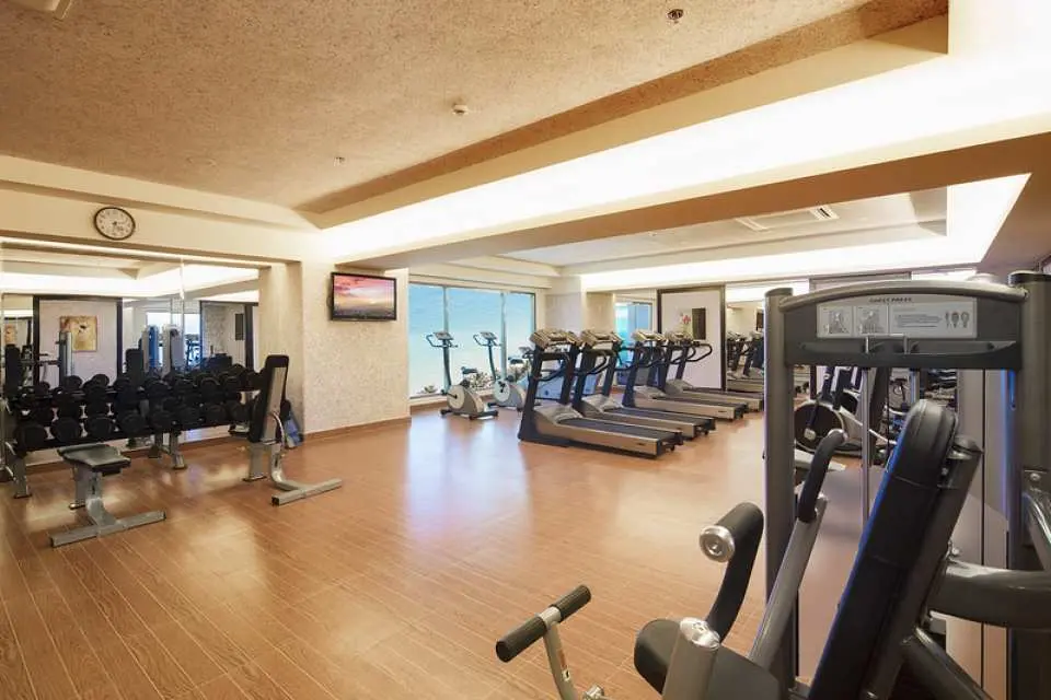 Fitness Center - Câu Lạc Bộ Sức Khỏe cung cấp đầy đủ các máy móc hiện đại, cùng dịch vụ lớp học Yoga, quầy giải khát, phục vụ cho nhu cầu chăm sóc sức khỏe của mọi khách hàng. Từ phòng tập Quý khách hàng có thể ngắm được cảnh biển xanh mướt và những ánh nắng tự nhiên tạo điều kiện rèn luyện sức khỏe một cách tối ưu nhất.