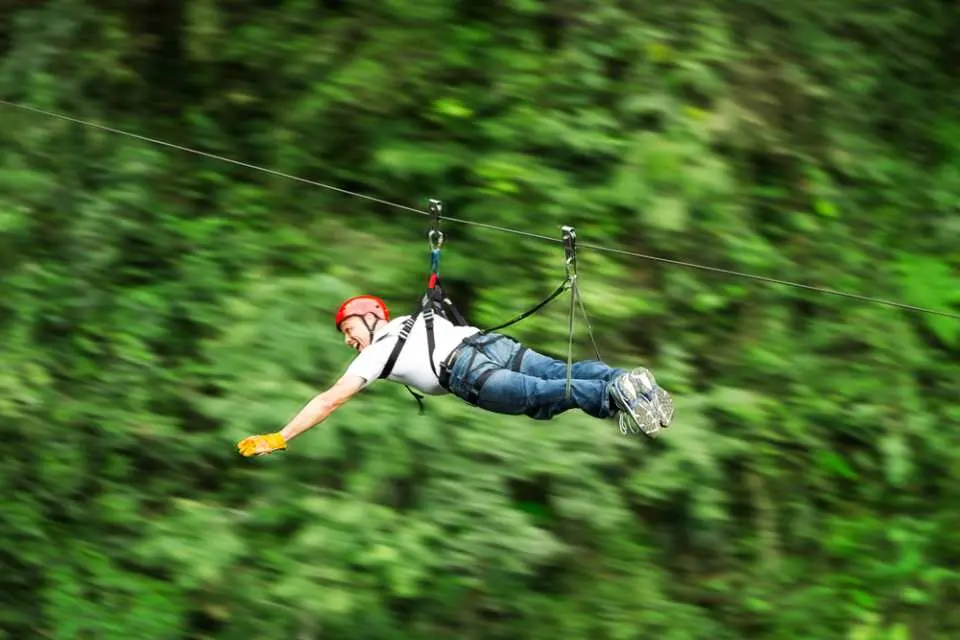 冒险爱好者可以通过以下激动人心的活动来提升他们的旅程：巧克力山冒险乐园：这个生态旅游公园提供令人兴奋的体验，如自行车高空滑索、冲浪高空滑索、绳索课程等，同时欣赏壮丽的山景。