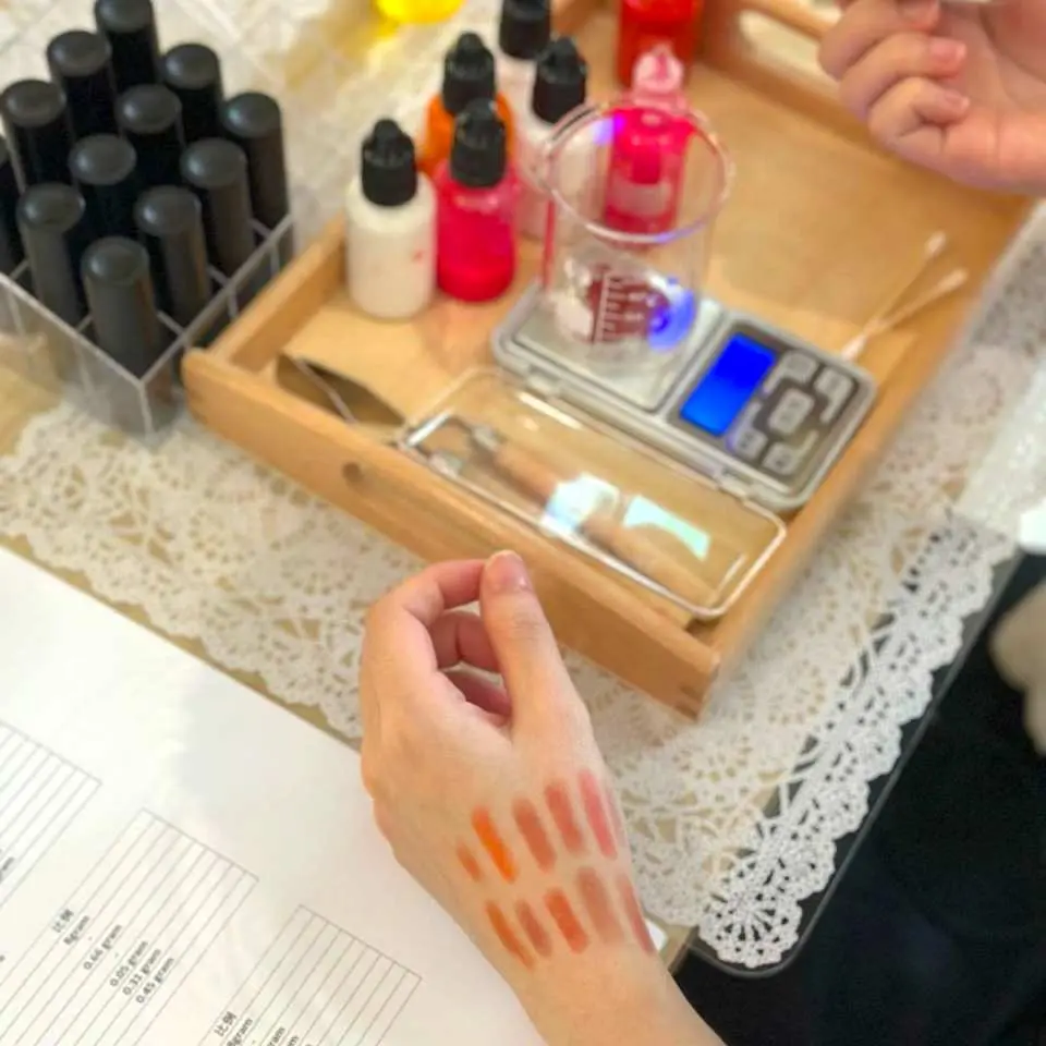 You can freely choose and DIY the perfect lipstick shade for yourself.