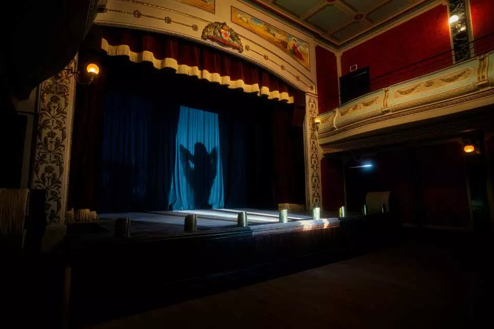 Watch in awe as skilled performers dance with flames, lighting up the night with their incredible talent. From mesmerising fire-twirlers to the artistry of cooking over fire and alluring cinema inspired by artists, every moment is captivating.
