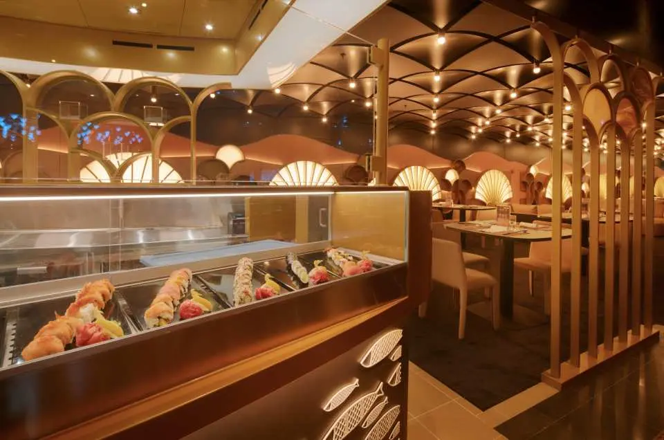 세레나호 5층에 새롭게 단장한 일본식 스시 바는 현대적인 일본 미학으로 꾸며진 우아한 분위기를 자랑합니다. 승객들은 이국적인 분위기 속에서 신선하고 정교한 스시와 일본 요리를 즐길 수 있습니다. 품격 있는 다이닝 공간과 전문 셰프팀의 조화로 모든 요리는 항해 중 잊지 못할 특별한 미식 경험을 선사하며, 가장 까다로운 미식가의 입맛까지 만족시켜 드립니다. 이용 가능한 레스토랑(테이블당 요금 부과)으로는 카사노바 레스토랑, 이탈리안 피자리아, ​​데판야키, 젤라토, 아폴로 그랜드 바, 빅토리아 스포츠 바가 있습니다. (레스토랑 가격은 선내 안내판을 참조하십시오.)